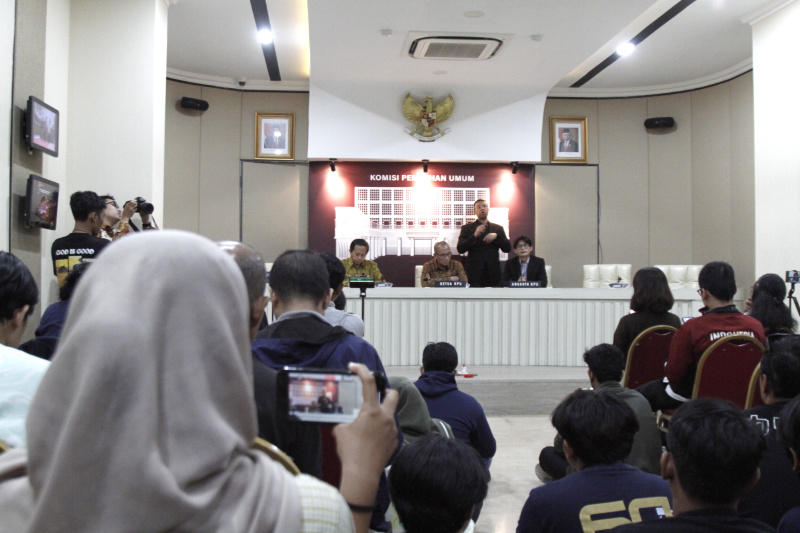 Ketua KPU RI Hasyim Asy'ari menggelar konfrensi pers menjelang debat keempat Cawapres pada hari minggu di JCC (Ashar/SinPo.id)