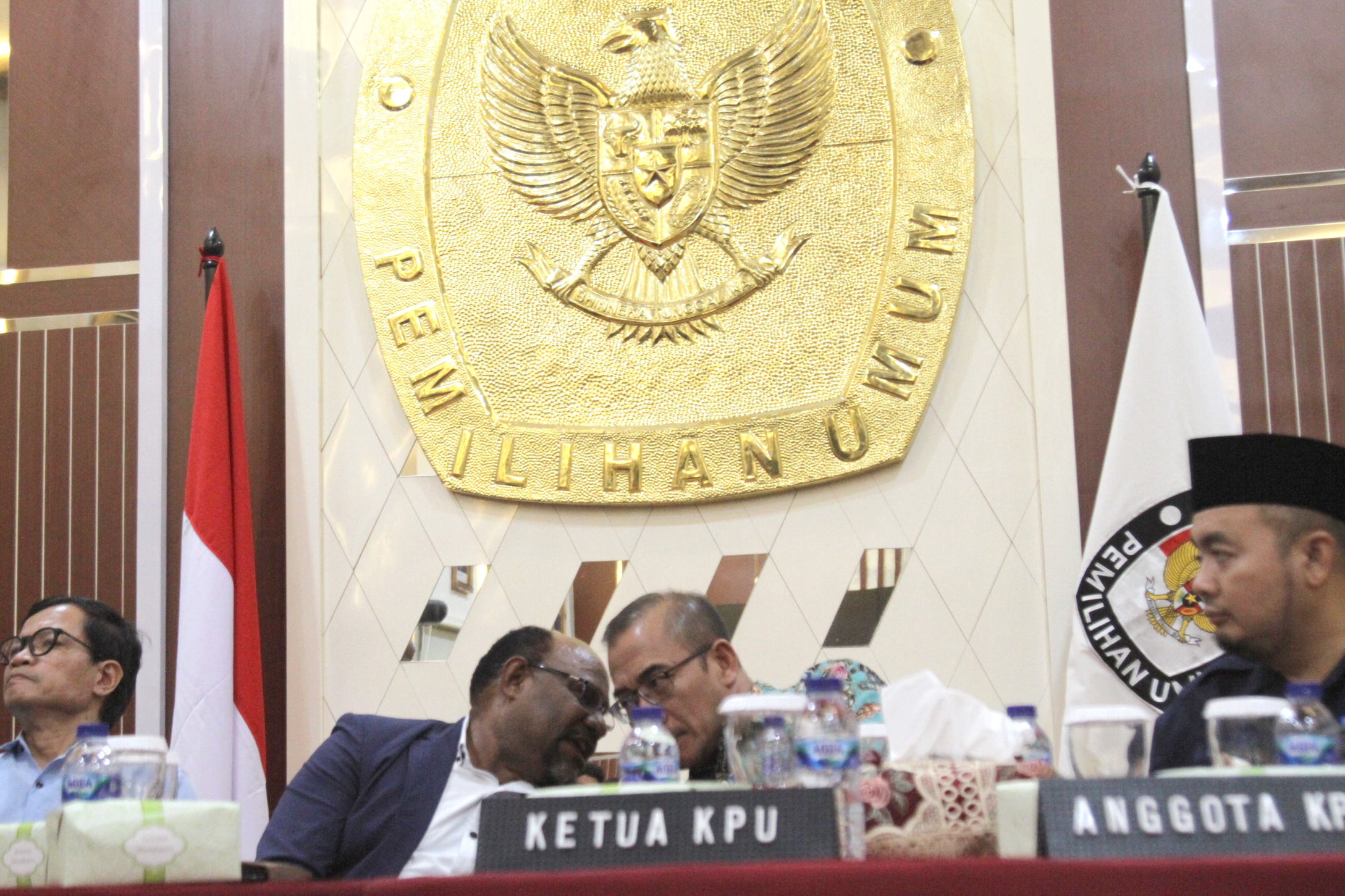 Ketua MRP Timotius Murib dan Ketua KPU RI Hasyim Asy'ari (Ashar/SinPo.id)