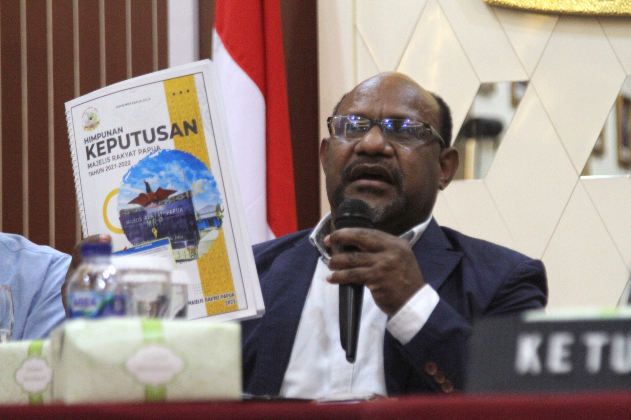 Ketua MRP Timotius Murib dan Ketua KPU RI Hasyim Asy'ari (Ashar/SinPo.id)