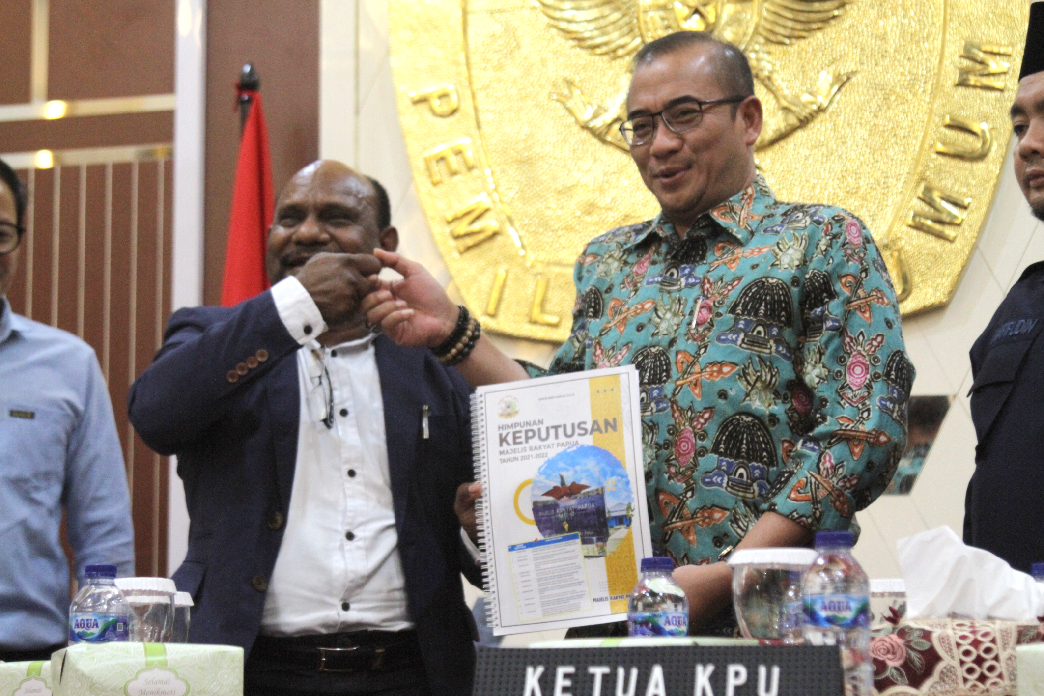 Ketua MRP Timotius Murib dan Ketua KPU RI Hasyim Asy'ari (Ashar/SinPo.id)