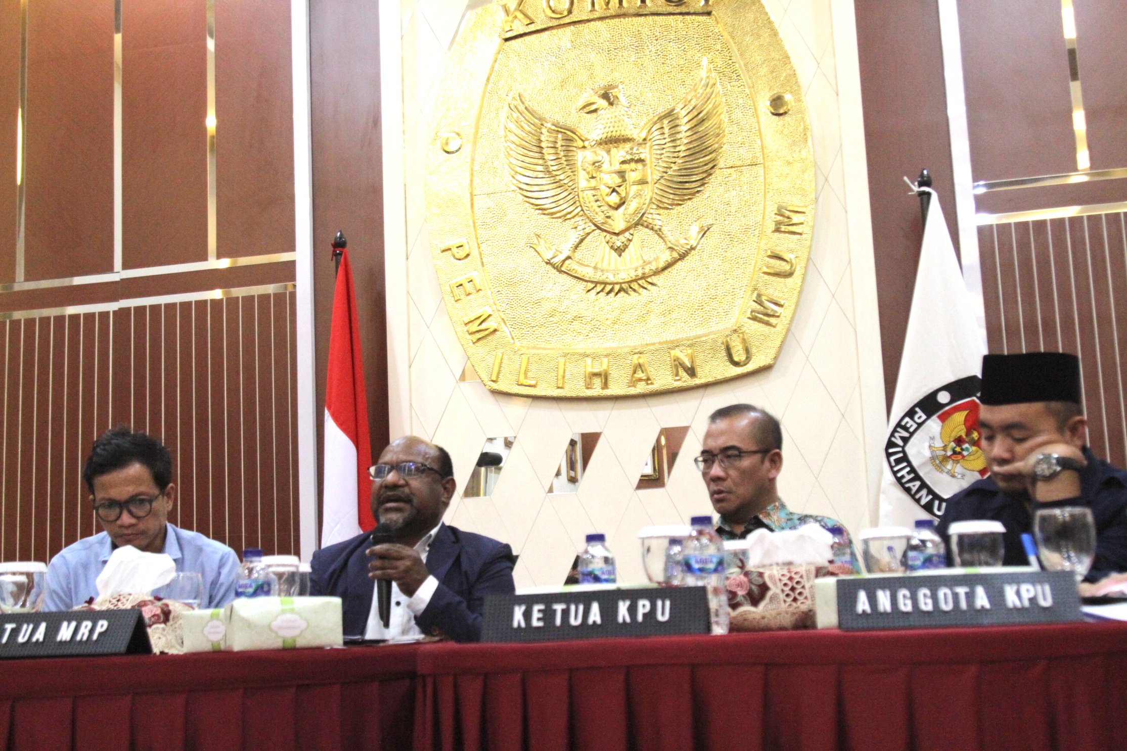 Ketua MRP Timotius Murib dan Ketua KPU RI Hasyim Asy'ari (Ashar/SinPo.id)