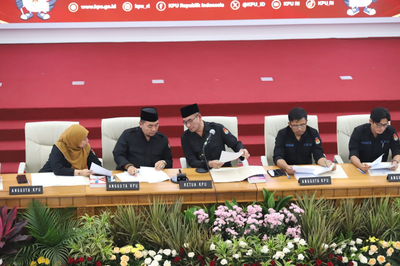 KPU RI mengumumkan hasil akhir rekapitulasi nasional tingkat Pilpres 2024 Capres-Cawapres Paslon 02 Prabowo-Gibran meraih kemenangan dengan suara 96.214.691 (Ashar/SinPo.id)