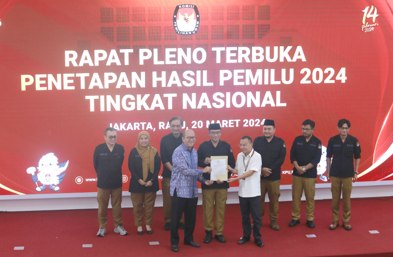 KPU RI mengumumkan hasil akhir rekapitulasi nasional tingkat Pilpres 2024 Capres-Cawapres Paslon 02 Prabowo-Gibran meraih kemenangan dengan suara 96.214.691 (Ashar/SinPo.id)