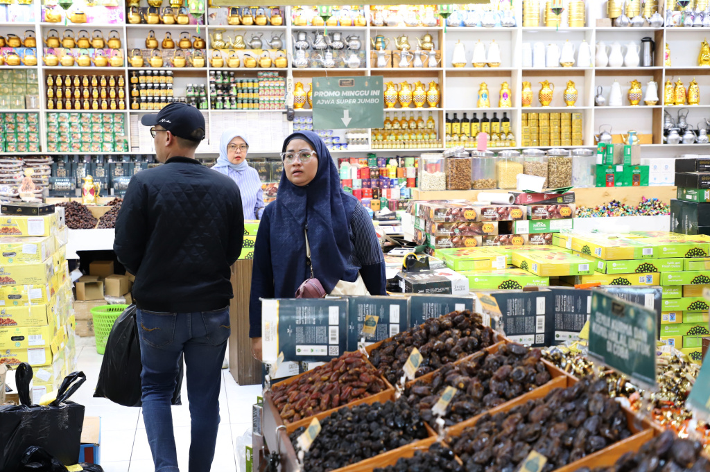 Penjualan meningkat kurma Ajwa saat di bulan Suci Ramadan  (Ashar/SinPo.id)