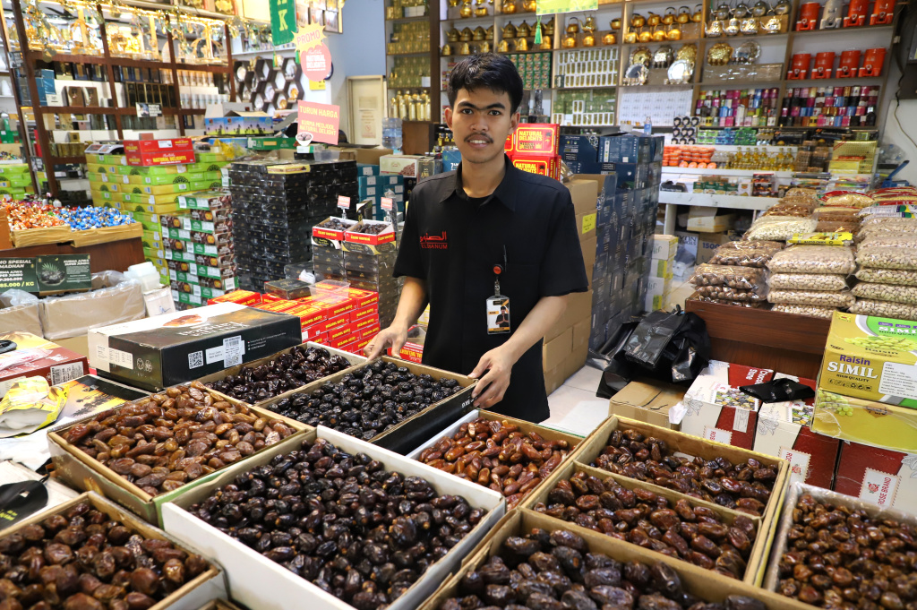 Penjualan meningkat kurma Ajwa saat di bulan Suci Ramadan  (Ashar/SinPo.id)