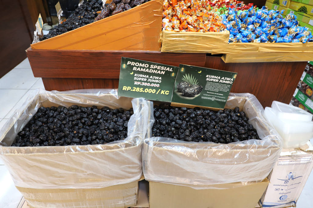 Penjualan meningkat kurma Ajwa saat di bulan Suci Ramadan  (Ashar/SinPo.id)