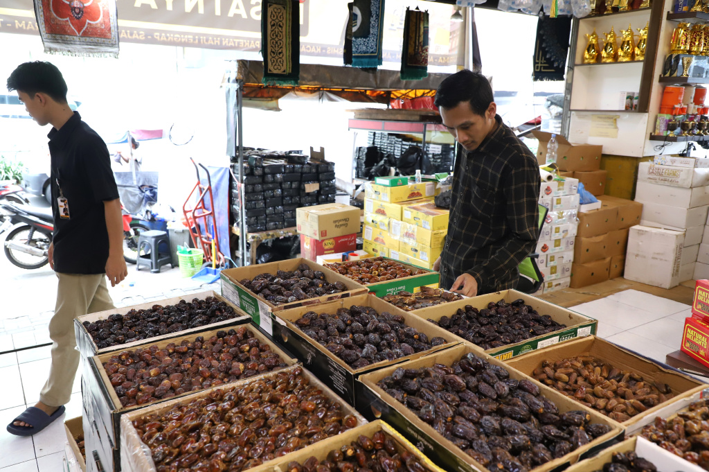 Penjualan meningkat kurma Ajwa saat di bulan Suci Ramadan  (Ashar/SinPo.id)