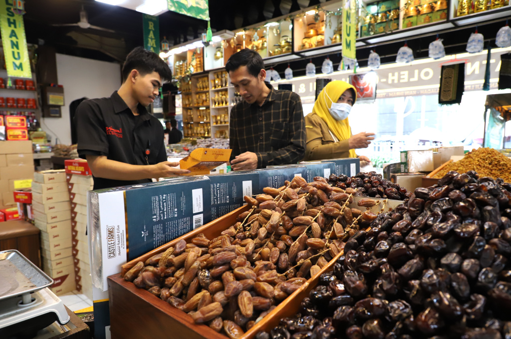 Penjualan meningkat kurma Ajwa saat di bulan Suci Ramadan  (Ashar/SinPo.id)