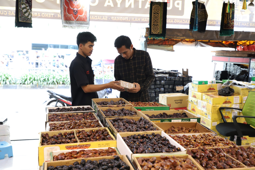 Penjualan meningkat kurma Ajwa saat di bulan Suci Ramadan  (Ashar/SinPo.id)