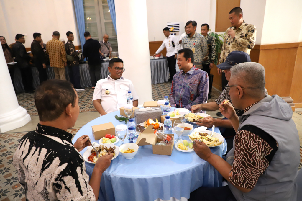 Koordinatoriat Wartawan Parlemen disambut hangat oleh Gubernur Banten Andra Soni saat mengunjungi Gedung Negara (Ashar/SinPo.id)