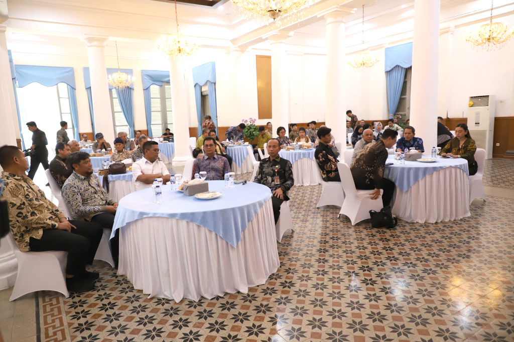 Koordinatoriat Wartawan Parlemen disambut hangat oleh Gubernur Banten Andra Soni saat mengunjungi Gedung Negara (Ashar/SinPo.id)