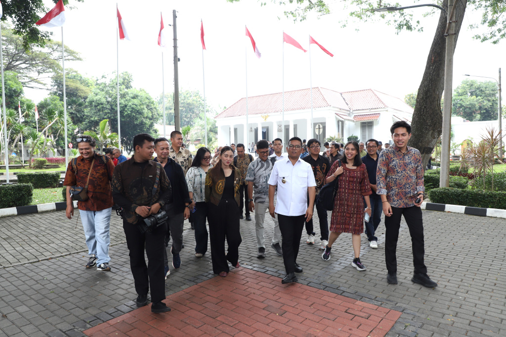 Koordinatoriat Wartawan Parlemen disambut hangat oleh Gubernur Banten Andra Soni saat mengunjungi Gedung Negara (Ashar/SinPo.id)