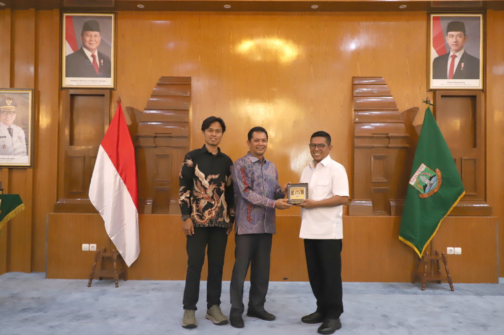 Koordinatoriat Wartawan Parlemen disambut hangat oleh Gubernur Banten Andra Soni saat mengunjungi Gedung Negara (Ashar/SinPo.id)