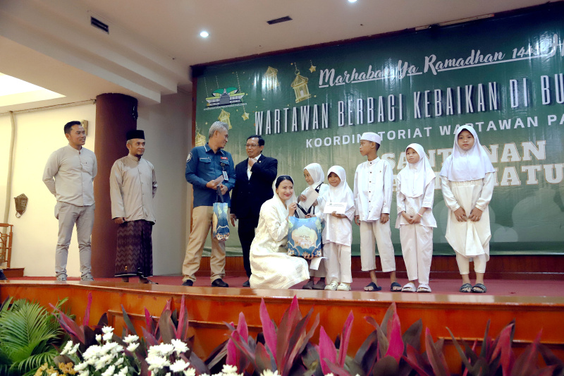 Koordinatoriar Wartawan Parlemen memberikan santunan kepada para anak yatim piatu di madjid Baiturrahman DPR RI (Ashar/SinPo.id)