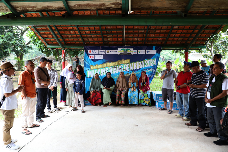 Koordinatoriat Wartawan Parlemen menggelar lomba mancing dalam rangka memperingati Hari kesetiakawanan Sosial Nasional di Kolam pancing Cinangka, Depok (Ashar/SinPo.id)