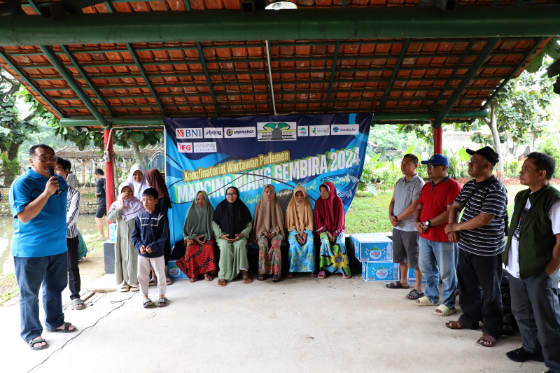 Koordinatoriat Wartawan Parlemen menggelar lomba mancing dalam rangka memperingati Hari kesetiakawanan Sosial Nasional di Kolam pancing Cinangka, Depok (Ashar/SinPo.id)