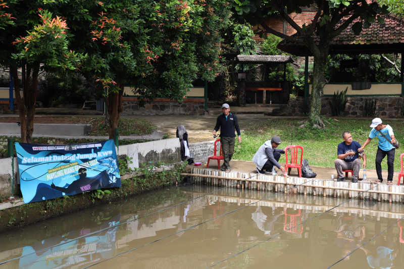 Koordinatoriat Wartawan Parlemen menggelar lomba mancing dalam rangka memperingati Hari kesetiakawanan Sosial Nasional di Kolam pancing Cinangka, Depok (Ashar/SinPo.id)