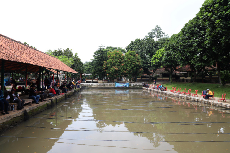 Koordinatoriat Wartawan Parlemen menggelar lomba mancing dalam rangka memperingati Hari kesetiakawanan Sosial Nasional di Kolam pancing Cinangka, Depok (Ashar/SinPo.id)