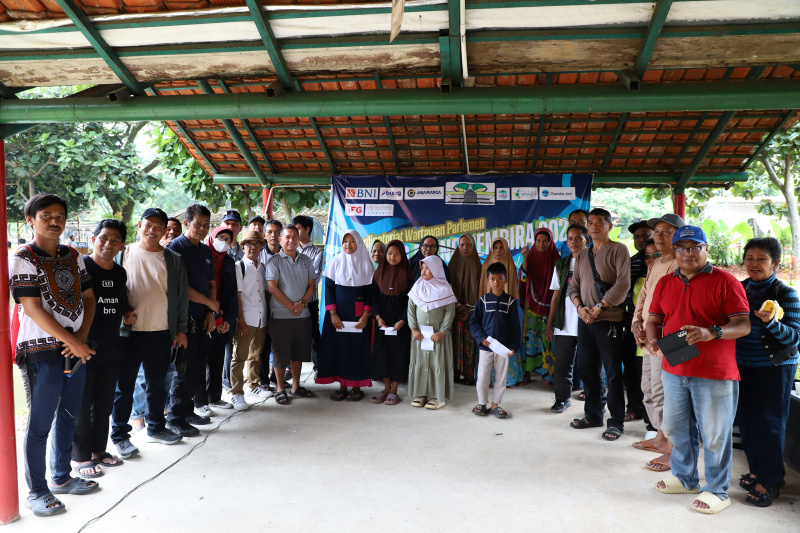 Koordinatoriat Wartawan Parlemen menggelar lomba mancing dalam rangka memperingati Hari kesetiakawanan Sosial Nasional di Kolam pancing Cinangka, Depok (Ashar/SinPo.id)