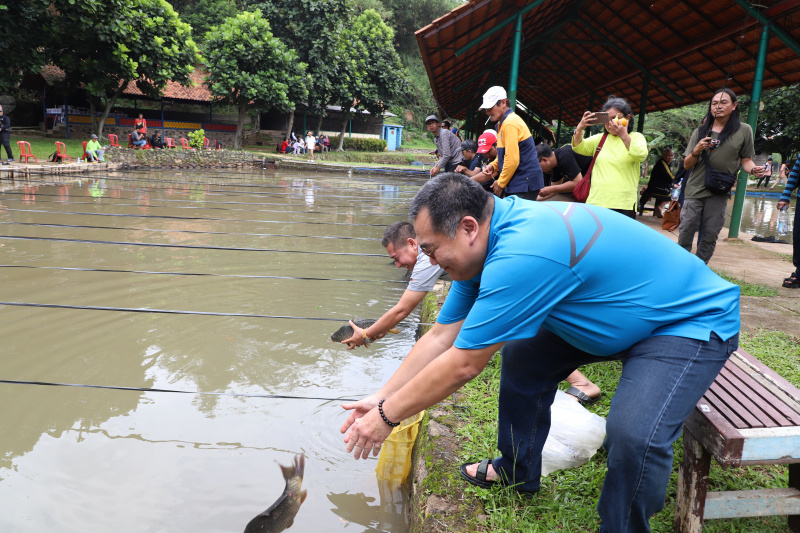 Koordinatoriat Wartawan Parlemen menggelar lomba mancing dalam rangka memperingati Hari kesetiakawanan Sosial Nasional di Kolam pancing Cinangka, Depok (Ashar/SinPo.id)