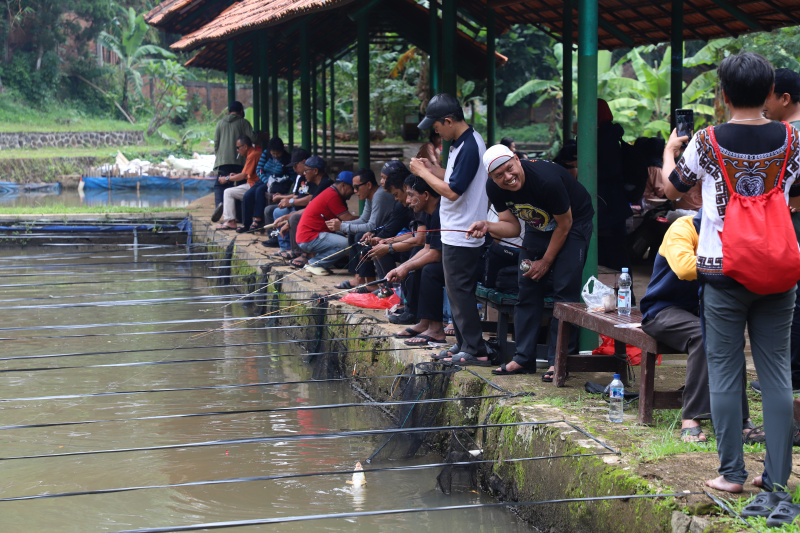 Koordinatoriat Wartawan Parlemen menggelar lomba mancing dalam rangka memperingati Hari kesetiakawanan Sosial Nasional di Kolam pancing Cinangka, Depok (Ashar/SinPo.id)