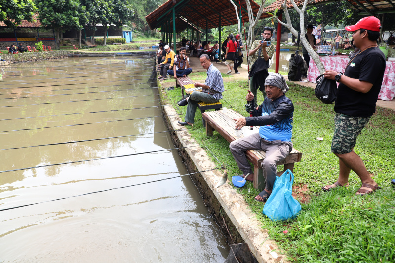 Koordinatoriat Wartawan Parlemen menggelar lomba mancing dalam rangka memperingati Hari kesetiakawanan Sosial Nasional di Kolam pancing Cinangka, Depok (Ashar/SinPo.id)