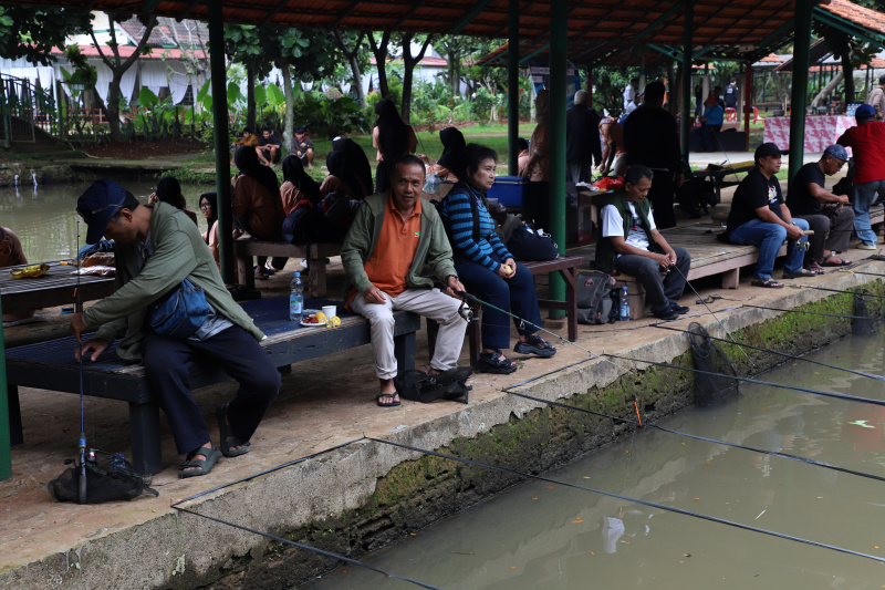 Koordinatoriat Wartawan Parlemen menggelar lomba mancing dalam rangka memperingati Hari kesetiakawanan Sosial Nasional di Kolam pancing Cinangka, Depok (Ashar/SinPo.id)