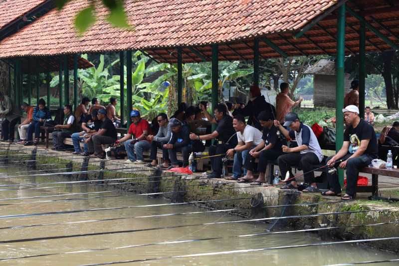 Koordinatoriat Wartawan Parlemen menggelar lomba mancing dalam rangka memperingati Hari kesetiakawanan Sosial Nasional di Kolam pancing Cinangka, Depok (Ashar/SinPo.id)