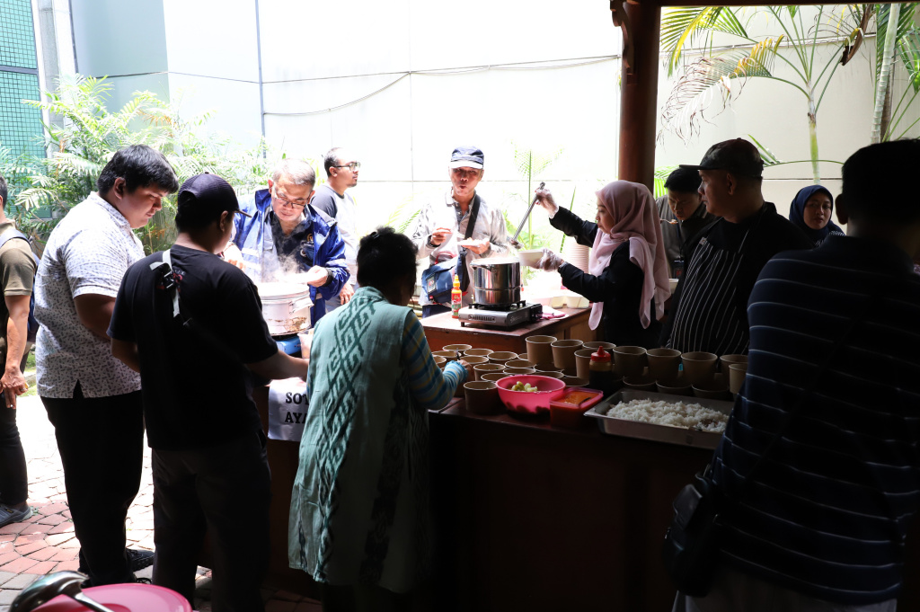 Ketua KWP Ariawan menggelar syukuran atas keberhasilannya meraih gelar Doktor dengan Camlaude di Universitas Dr Moestopo Beragama bersama rekan-rekan media KWP di media center (Ashar/SinPo.id)