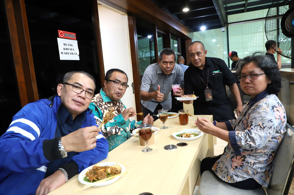 Ketua KWP Ariawan menggelar syukuran atas keberhasilannya meraih gelar Doktor dengan Camlaude di Universitas Dr Moestopo Beragama bersama rekan-rekan media KWP di media center (Ashar/SinPo.id)