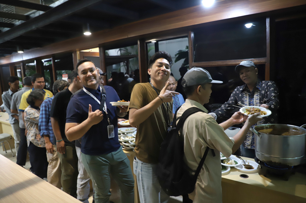 Ketua KWP Ariawan menggelar syukuran atas keberhasilannya meraih gelar Doktor dengan Camlaude di Universitas Dr Moestopo Beragama bersama rekan-rekan media KWP di media center (Ashar/SinPo.id)