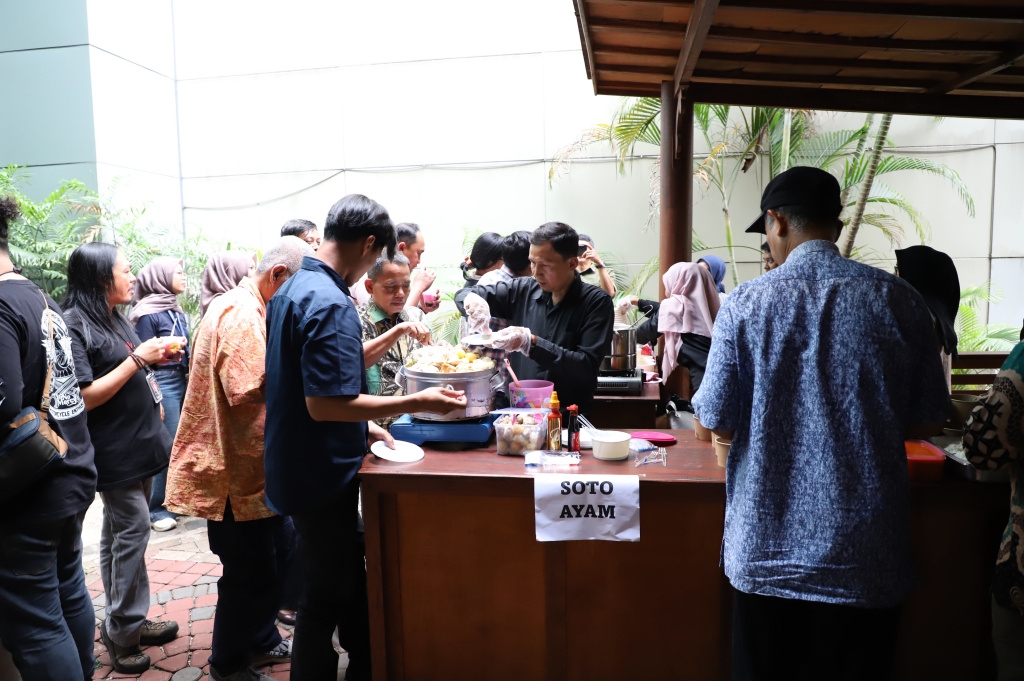 Ketua KWP Ariawan menggelar syukuran atas keberhasilannya meraih gelar Doktor dengan Camlaude di Universitas Dr Moestopo Beragama bersama rekan-rekan media KWP di media center (Ashar/SinPo.id)