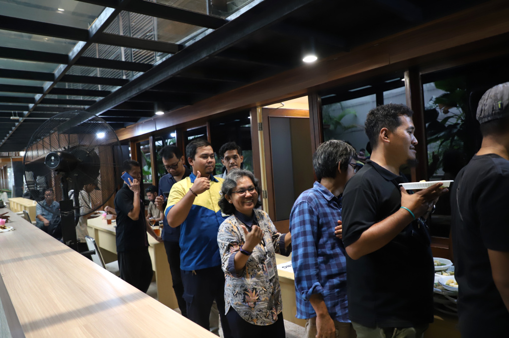 Ketua KWP Ariawan menggelar syukuran atas keberhasilannya meraih gelar Doktor dengan Camlaude di Universitas Dr Moestopo Beragama bersama rekan-rekan media KWP di media center (Ashar/SinPo.id)