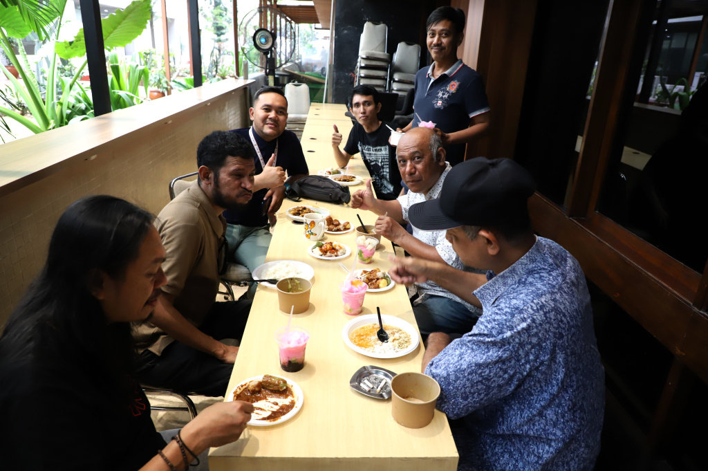 Ketua KWP Ariawan menggelar syukuran atas keberhasilannya meraih gelar Doktor dengan Camlaude di Universitas Dr Moestopo Beragama bersama rekan-rekan media KWP di media center (Ashar/SinPo.id)