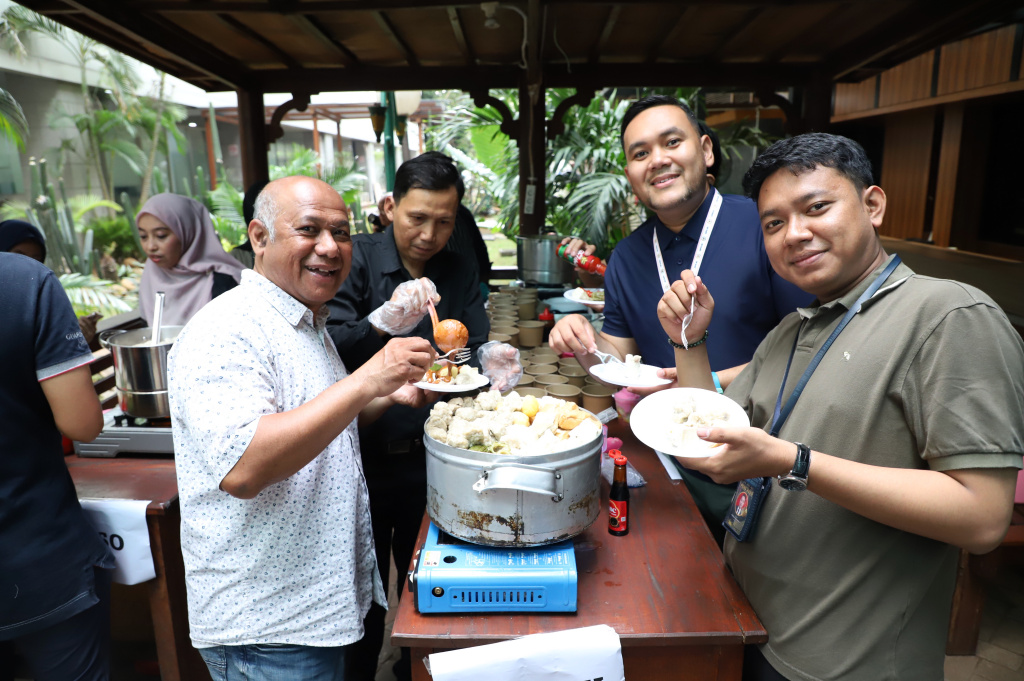 Ketua KWP Ariawan menggelar syukuran atas keberhasilannya meraih gelar Doktor dengan Camlaude di Universitas Dr Moestopo Beragama bersama rekan-rekan media KWP di media center (Ashar/SinPo.id)