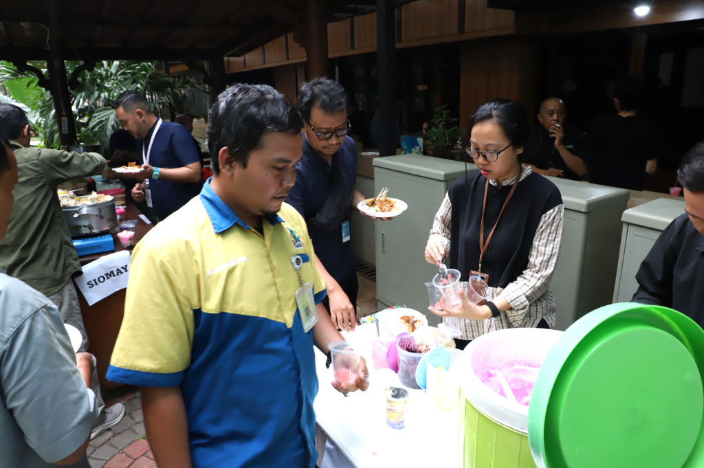 Ketua KWP Ariawan menggelar syukuran atas keberhasilannya meraih gelar Doktor dengan Camlaude di Universitas Dr Moestopo Beragama bersama rekan-rekan media KWP di media center (Ashar/SinPo.id)