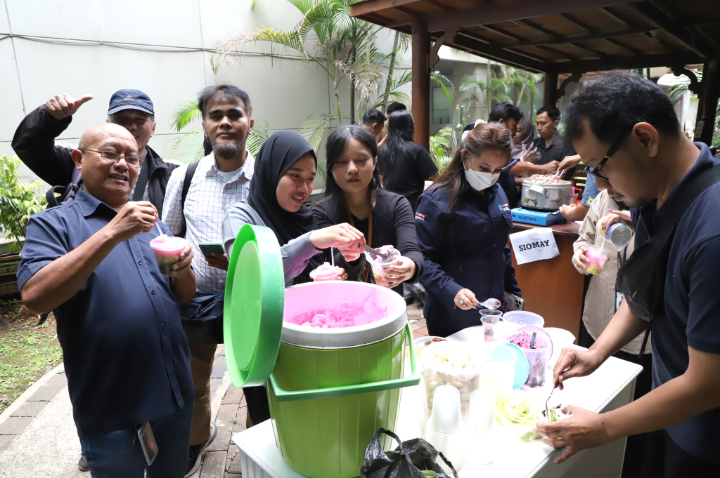 Ketua KWP Ariawan menggelar syukuran atas keberhasilannya meraih gelar Doktor dengan Camlaude di Universitas Dr Moestopo Beragama bersama rekan-rekan media KWP di media center (Ashar/SinPo.id)