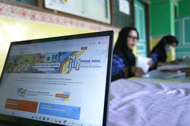 Pelayanan informasi pendaftaran penerimaan peserta didik baru (PPDB) DKI Jakarta tahun 2024 di SD Negeri Grogol Selatan 08 (Ashar/SinPo.id)