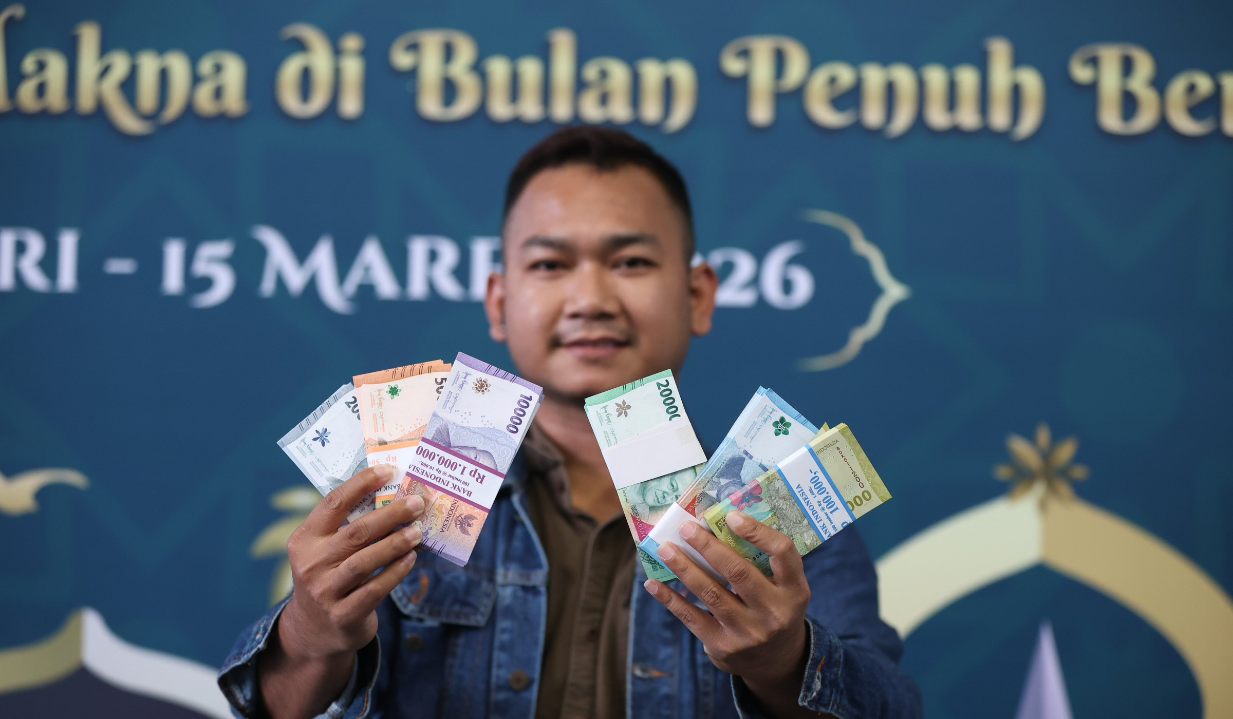 Layanan penukaran uang baru. (Agus Priatna/SinPo.id)