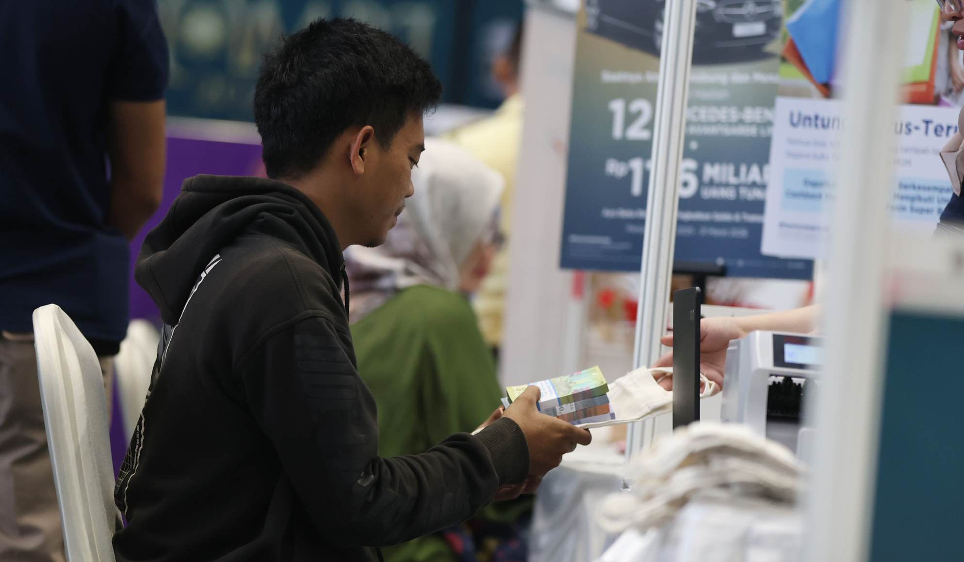 Layanan penukaran uang baru. (Agus Priatna/SinPo.id)