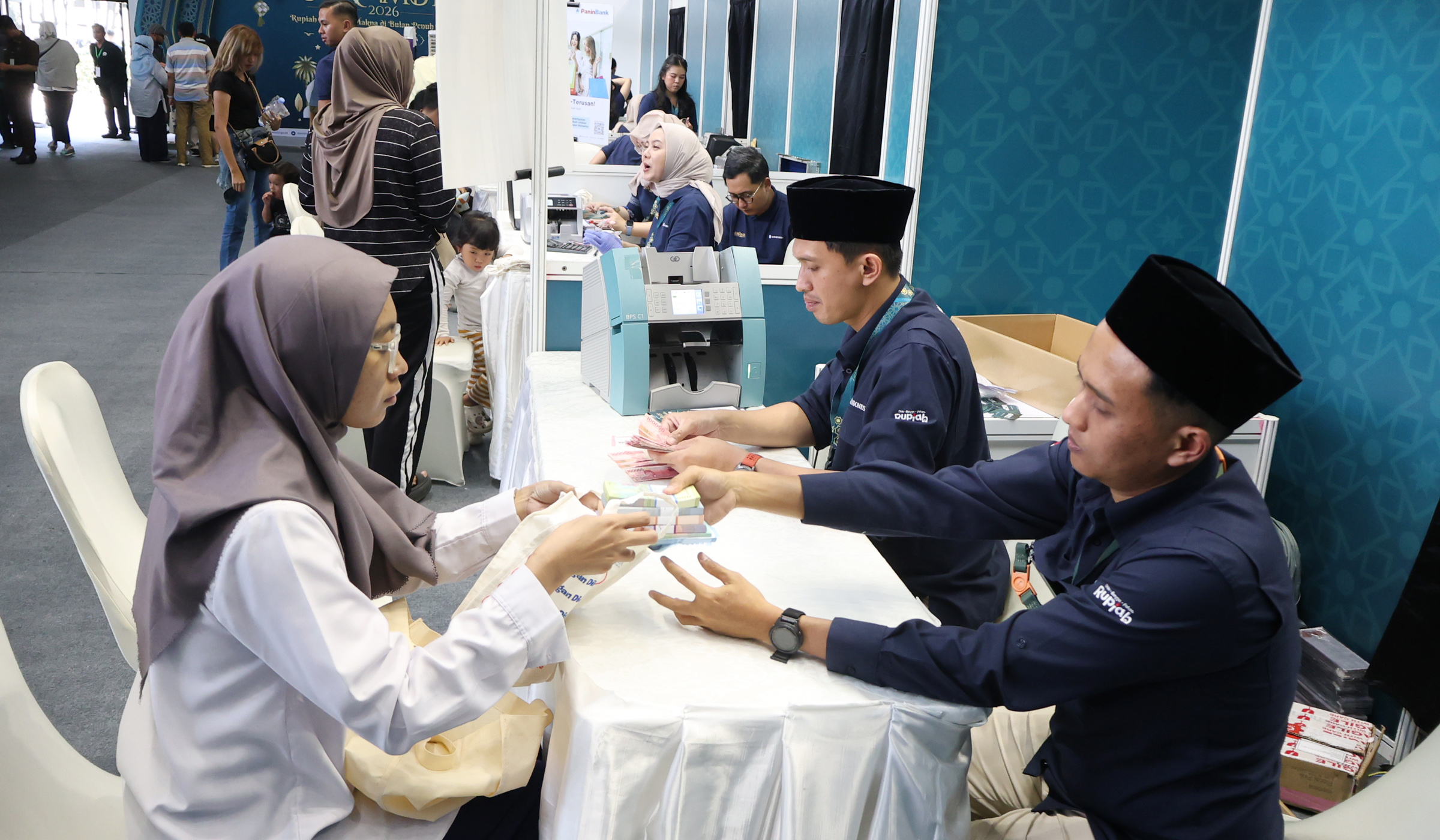 Layanan penukaran uang baru. (Agus Priatna/SinPo.id)