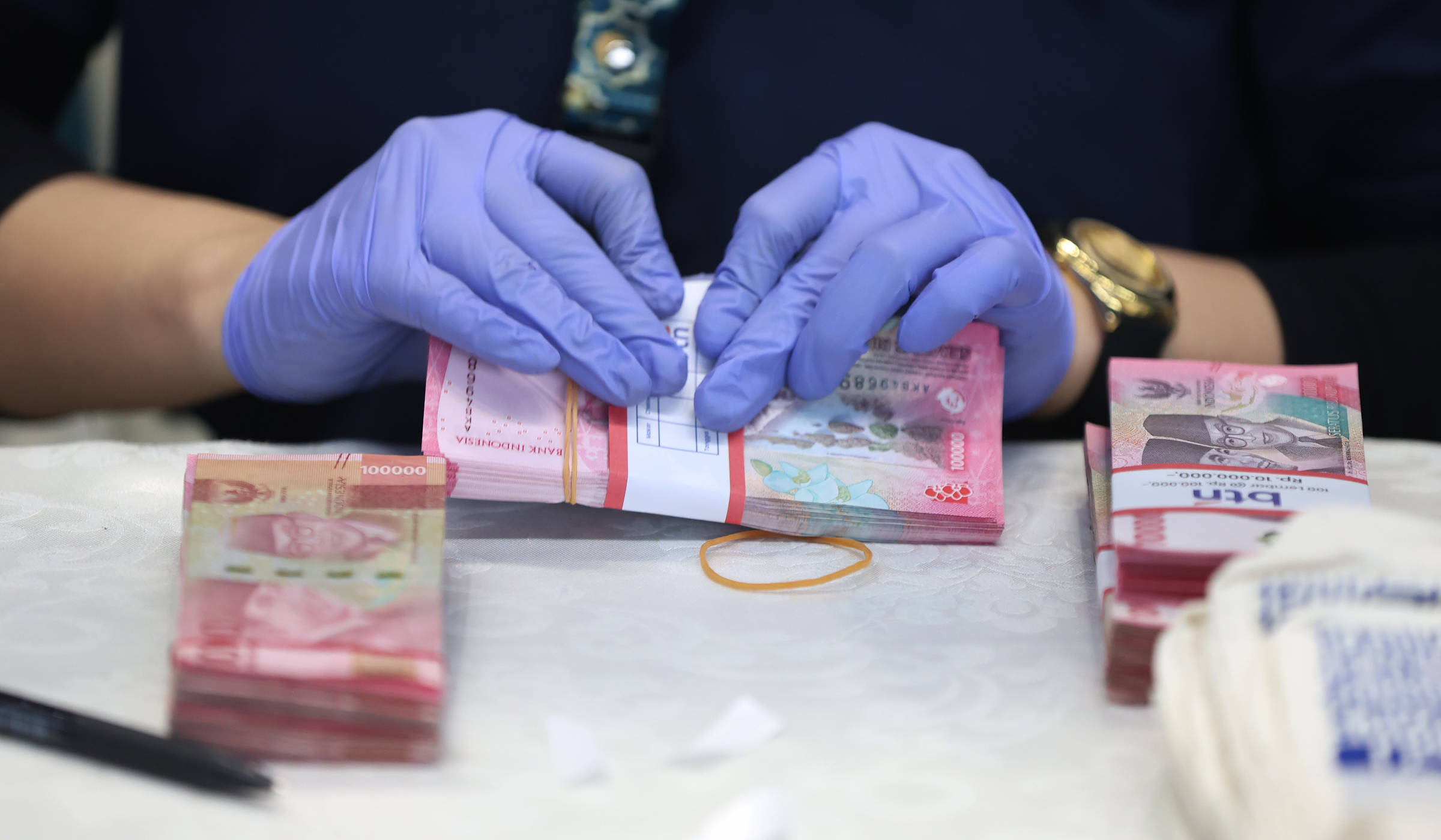 Layanan penukaran uang baru. (Agus Priatna/SinPo.id)