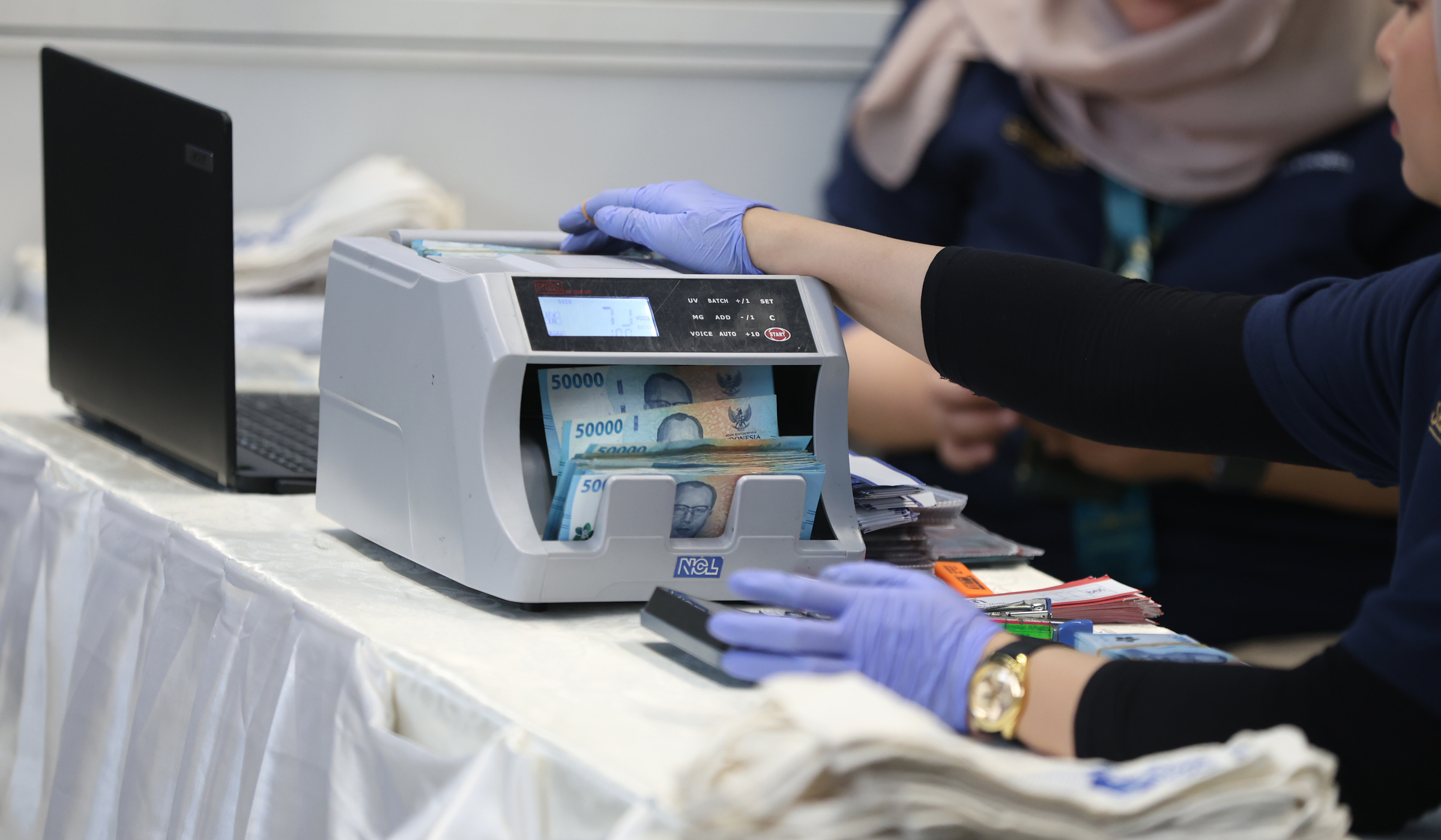 Layanan penukaran uang baru. (Agus Priatna/SinPo.id)
