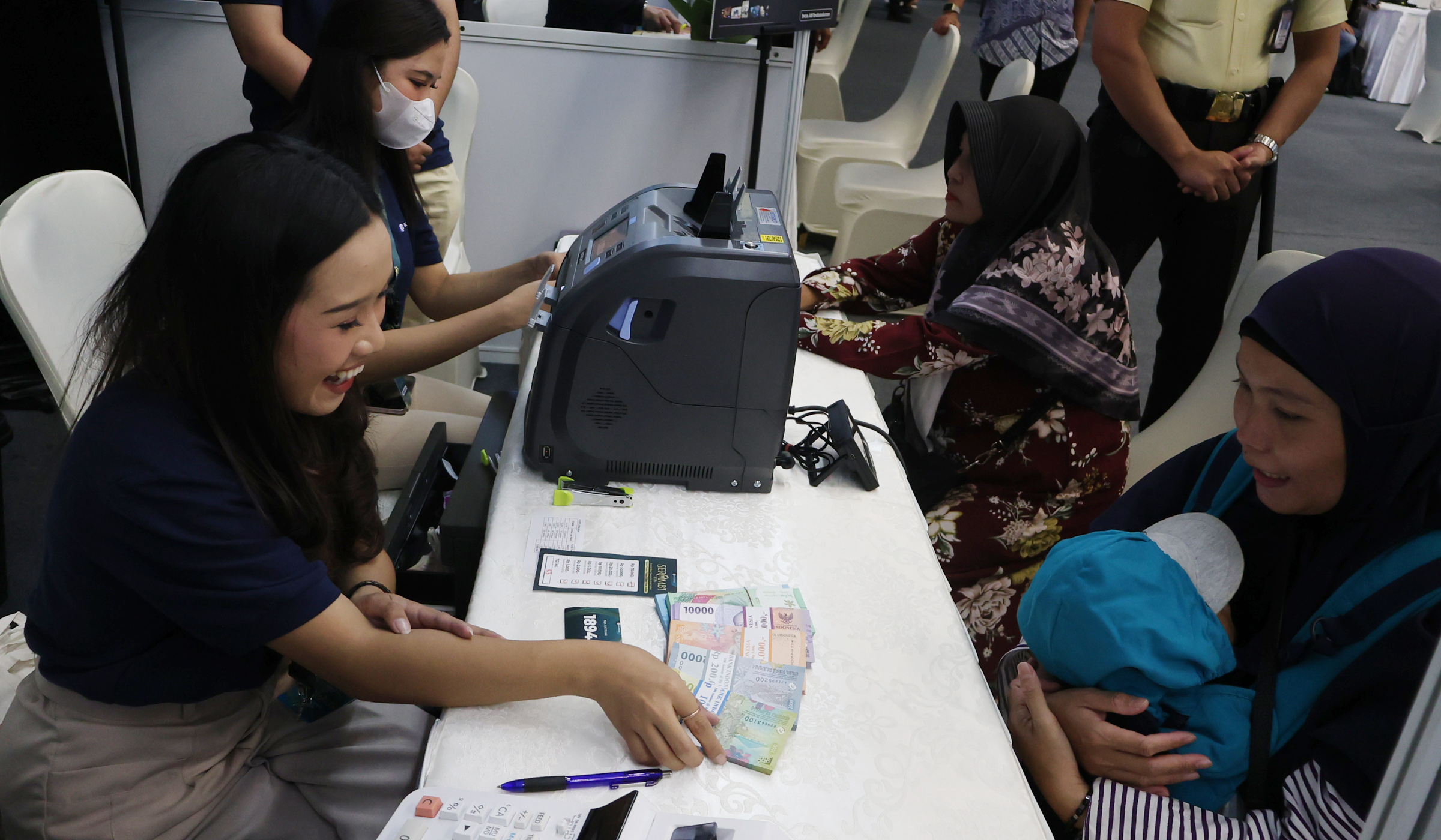 Layanan penukaran uang baru. (Agus Priatna/SinPo.id)