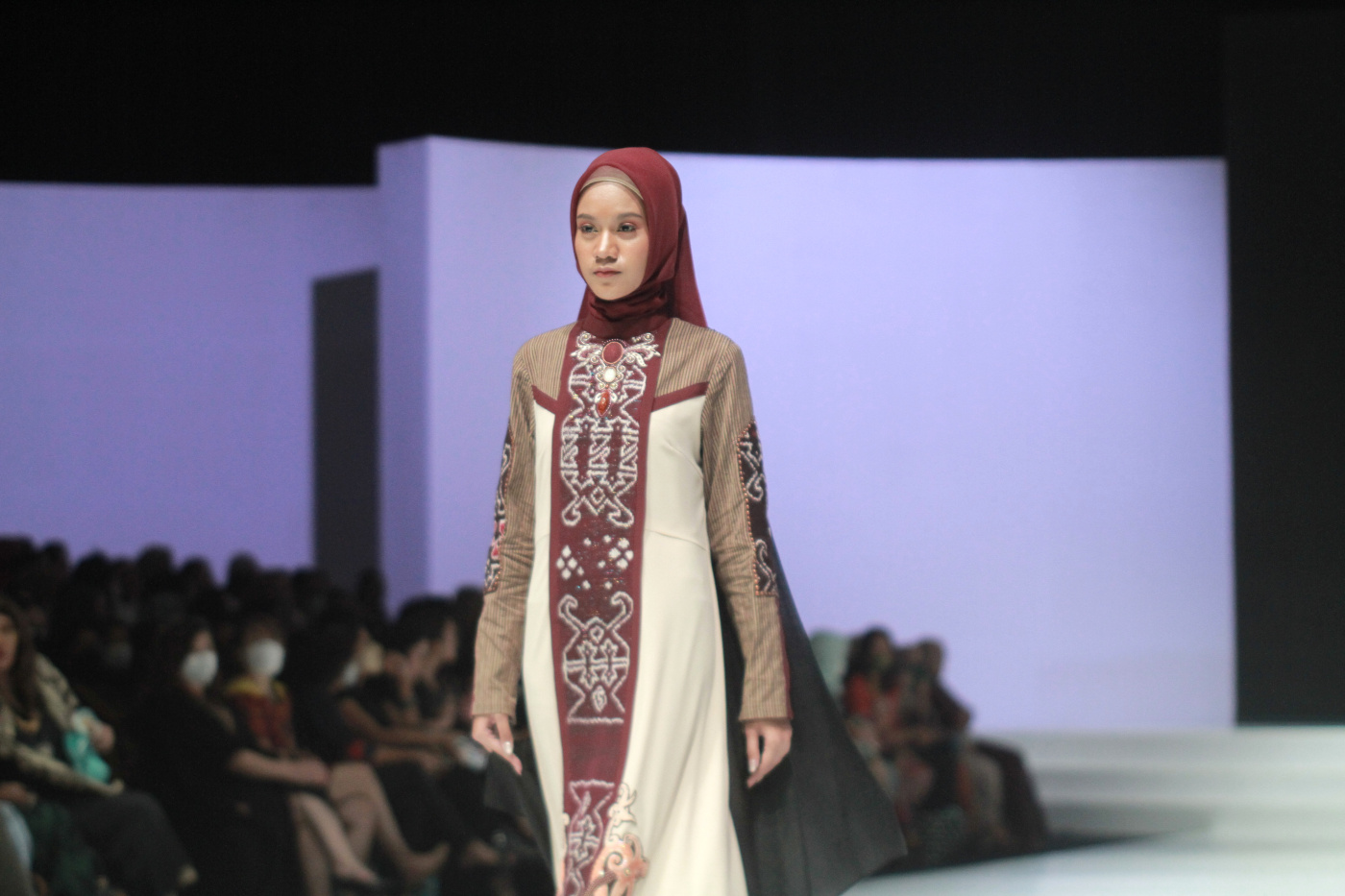 Desainer APPMI Lia Afif membawakan Rakata Andala tenun Kutai Timur di IFW 2023 (Ashar/SinPo.id)