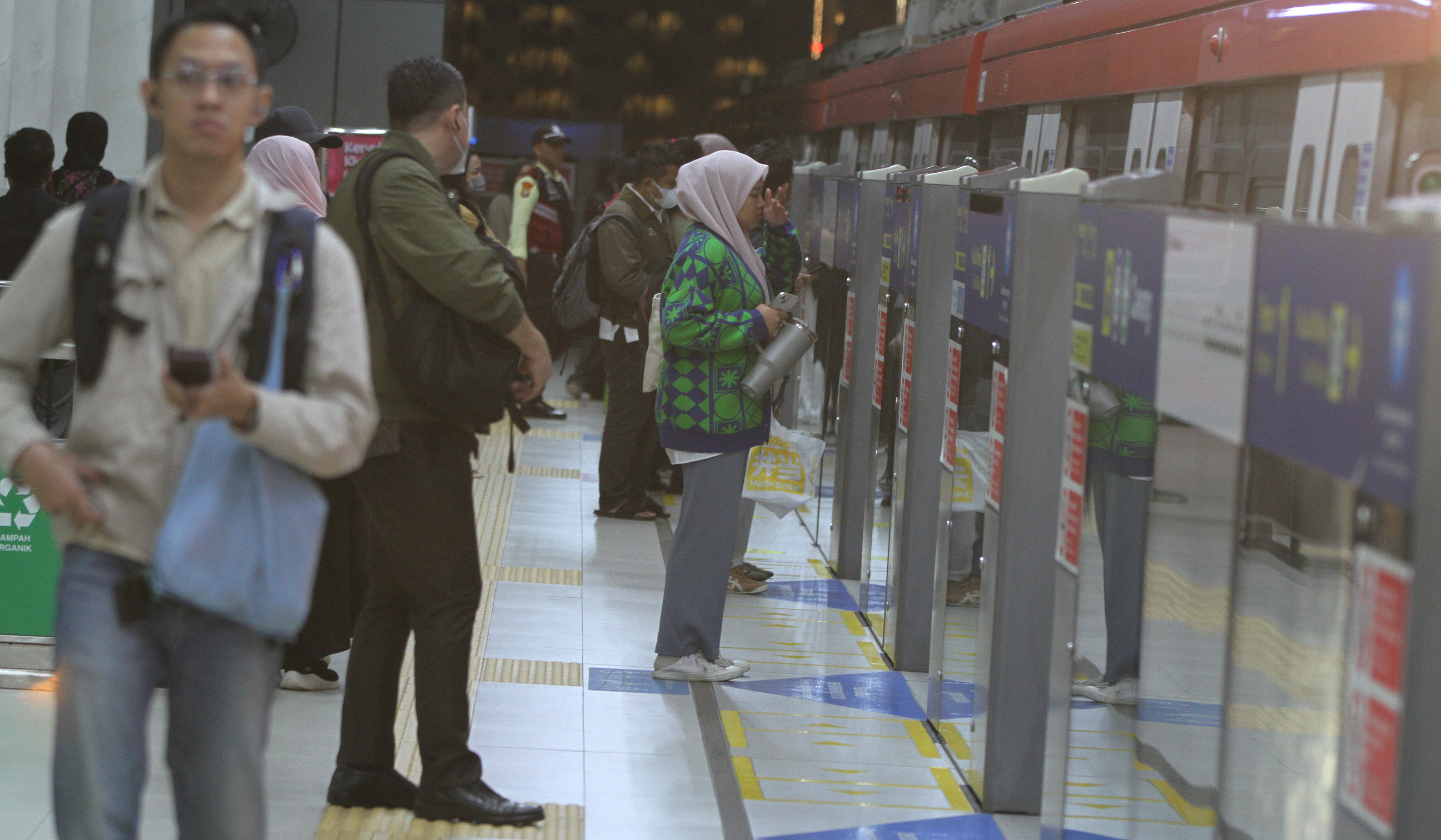 Stasiun LRT Cawang. (Agus Priatna/SinPo.id)