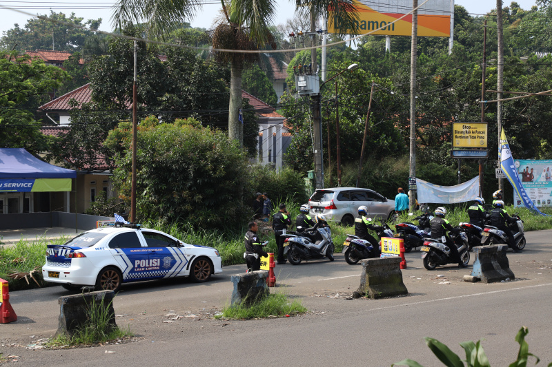 Jalur menuju puncak mengalami kemacetan panjang dikarenakan oleh libur panjang dari hari Kamis hingga Senin Mendatang (Ashar/SinPo.id)