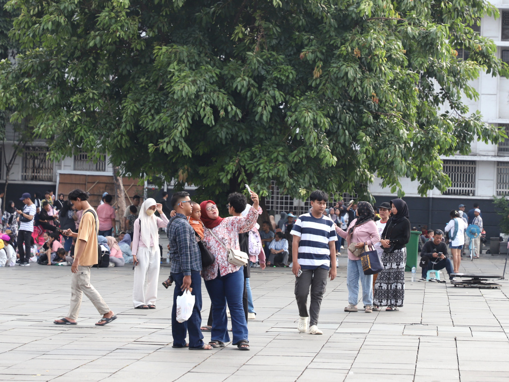 Warga sedang menikmati libur panjang Waisak dan Hari Pancasila di Kawasan Kota Tua (Ashar/SinPo.id)