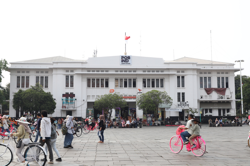 Warga sedang menikmati libur panjang Waisak dan Hari Pancasila di Kawasan Kota Tua (Ashar/SinPo.id)