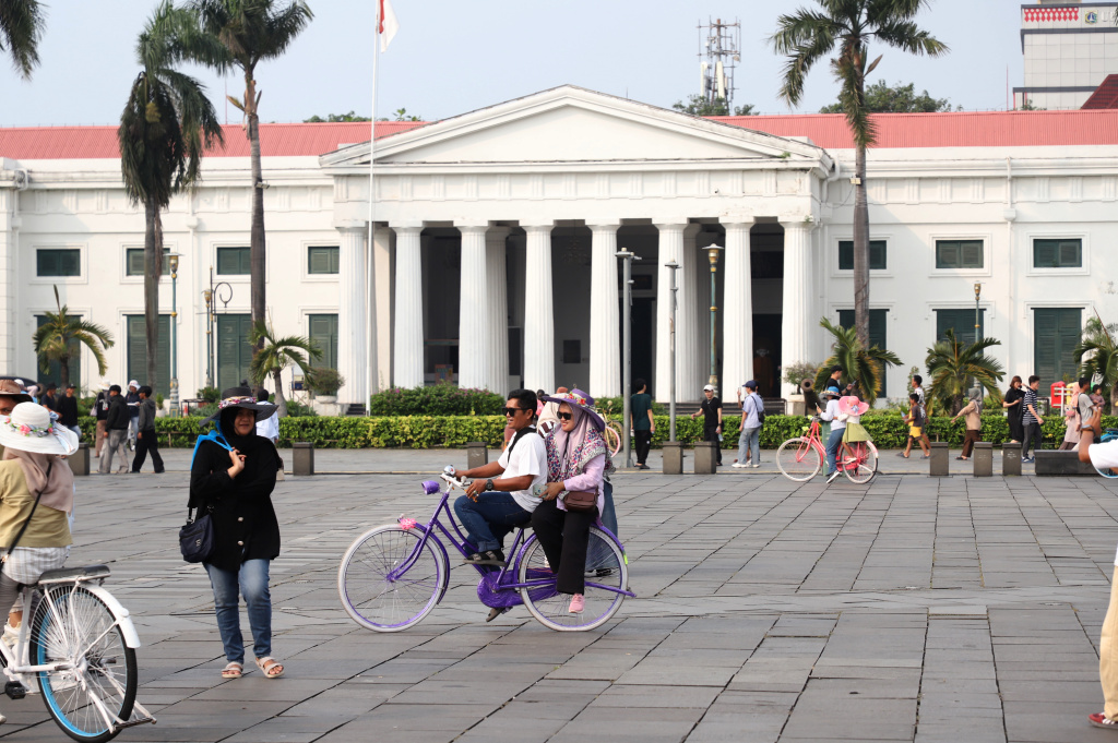 Warga sedang menikmati libur panjang Waisak dan Hari Pancasila di Kawasan Kota Tua (Ashar/SinPo.id)